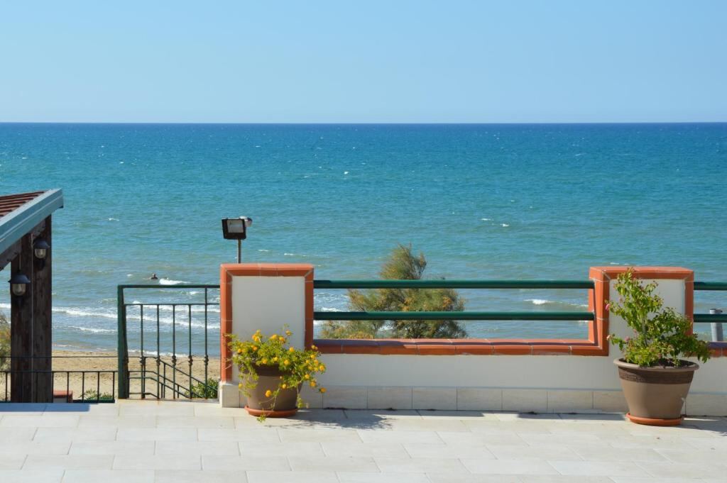 Vista sul mare e sulla spiaggia dalla terrazza di Isolabella