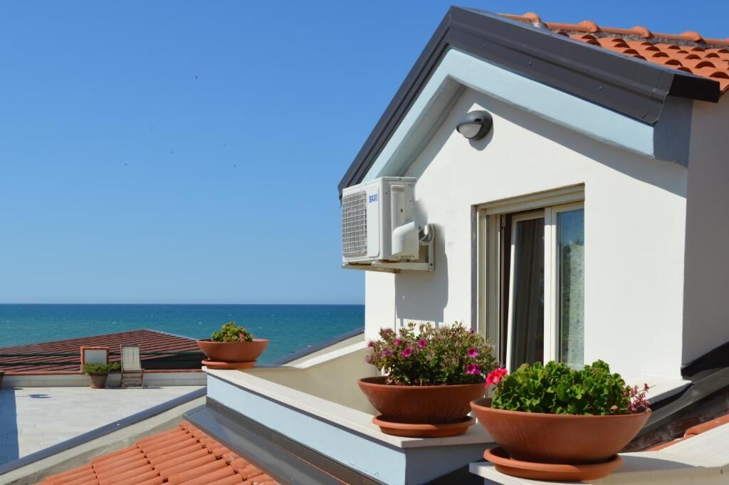 Isolabella, terrazza bianca sul mare a Foce Varano