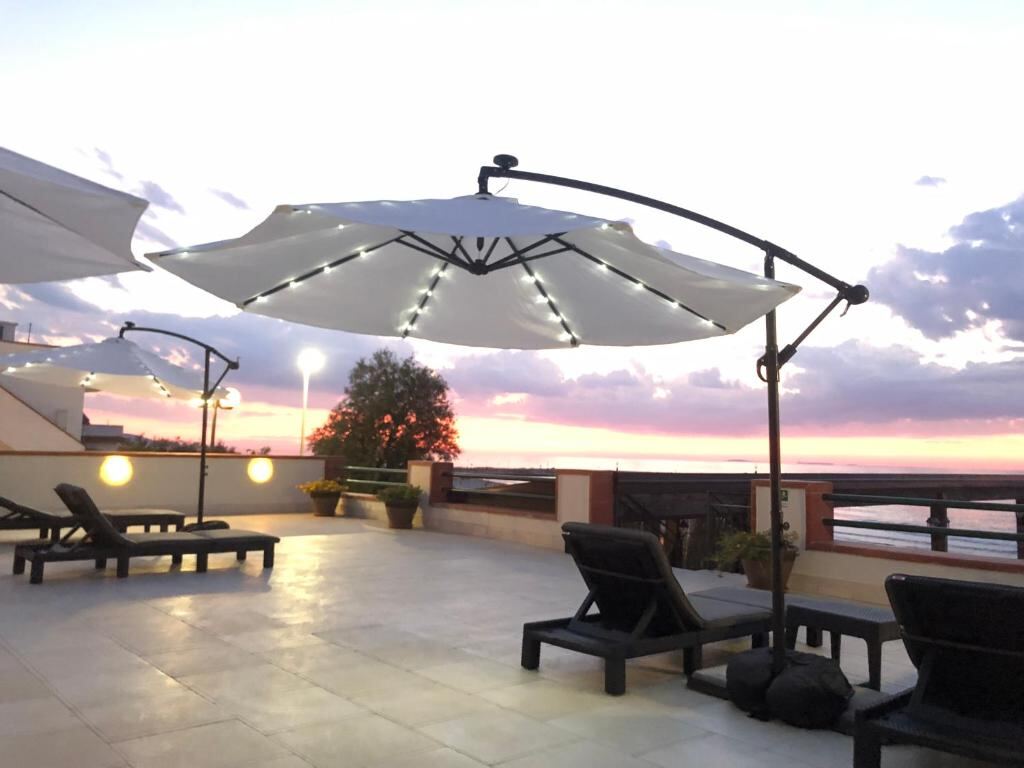 Terrazza solarium di Isolabella al tramonto